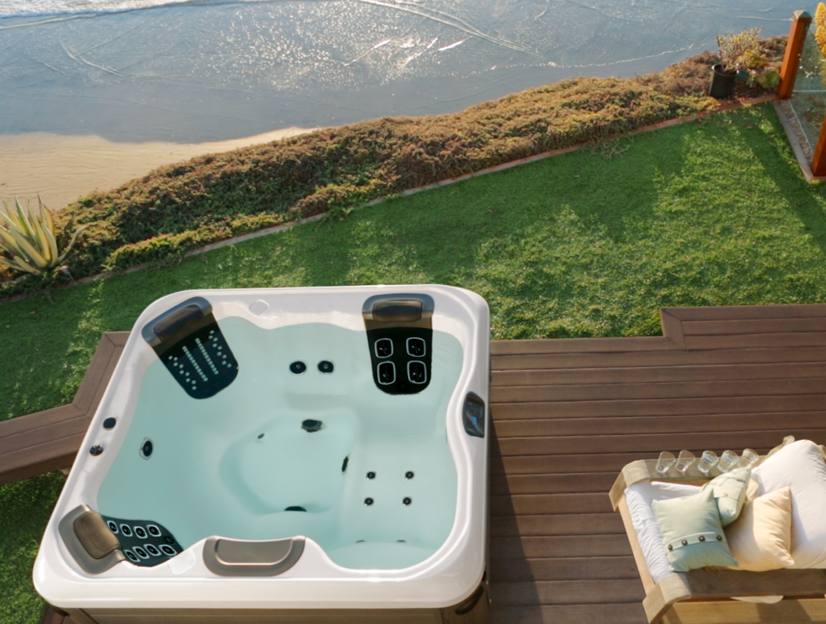 Luxury! Villa aan zee met outdoor whirlpool-spa op terras. Black & White Edition van Villeroy & Boch
