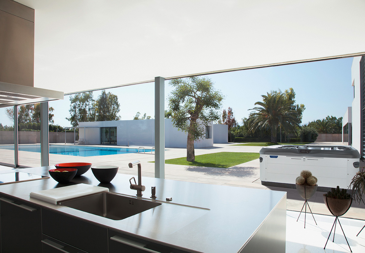 Luxury! Villa met zwembad en outdoor whirlpool van Villeroy & Boch Silver & White Edition #interior #outdoor #wellness