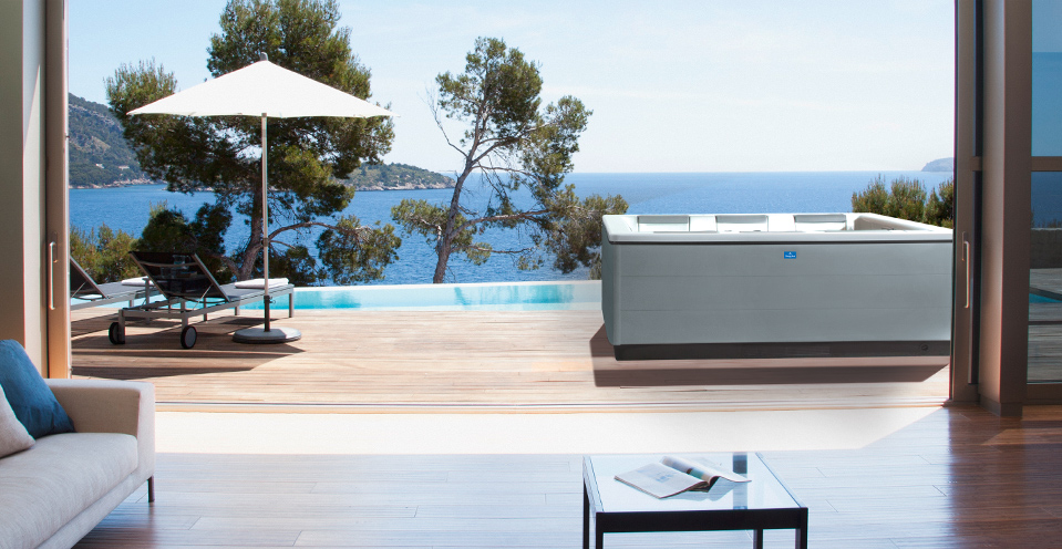 Luxury! Villa met zwembad en outdoor whirlpool van Villeroy & Boch Silver & White Edition #interior #outdoor #wellness