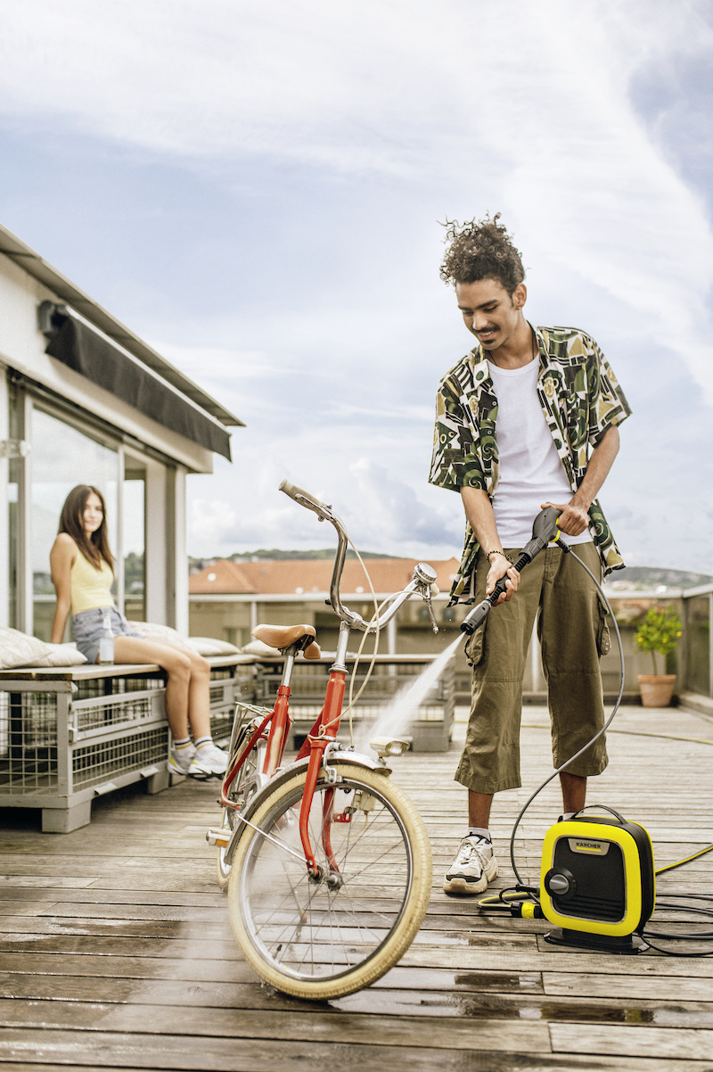 K Mini, de kleinste hogedrukreiniger van Kärcher. kleine krachtpatser van nog geen 4 kilo waarmee je moeiteloos balkons, terrasmeubilair, fietsen, scooters, kinderwagens en kleine auto’s schoonmaakt #karcher #hogedrukreiniger #kmini #terrasreiniger