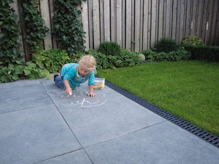 Terras met grote tegels en Aco EasyGarden sleufgoten