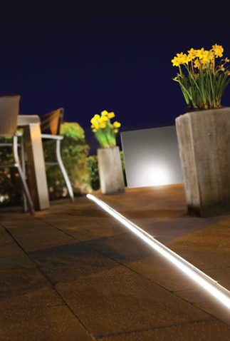 Aco afwatering met LED-verlichting voor de - UW-tuin.nl