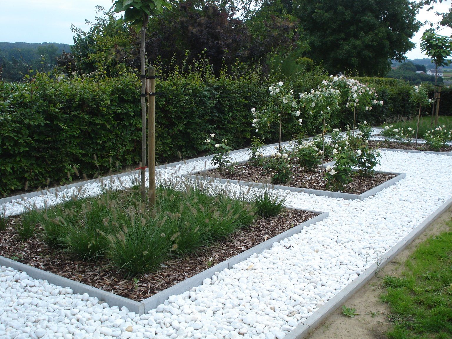 Tuininspiratie: moderne tuin met sneeuwwitte marmergrind via Amagard.com #grind #tuin #tuininspiratie #plantenbakken