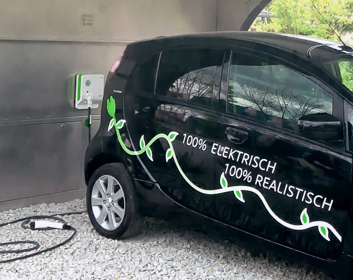 Solar carport met zonnepanelen en laadpunt auto