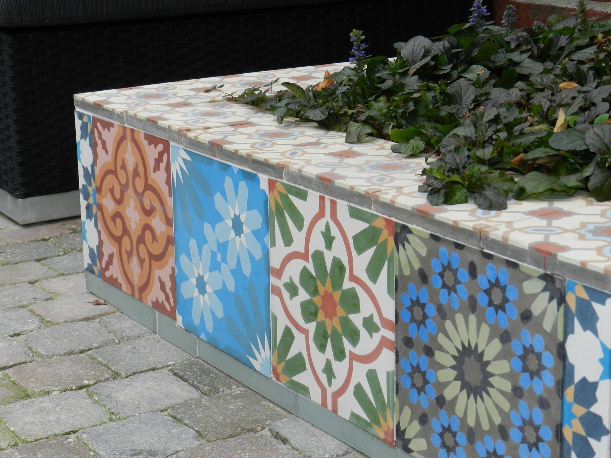 Plantenbak met vrolijke tegels van Designtegels.nl #tuin #terras #tuinidee