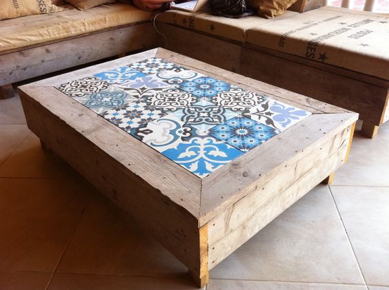 Loungehoek met sloophouten tafels je met cementtegels #tuin #terras #tuinidee