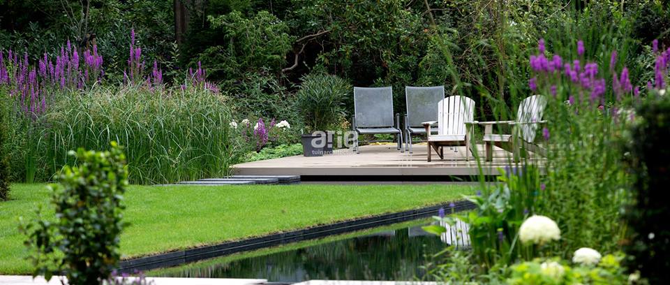 Tuin met ecologische zwemvijver en composiet terras van Esthec Terrace - ontwerp Arie tuinarchitectuur