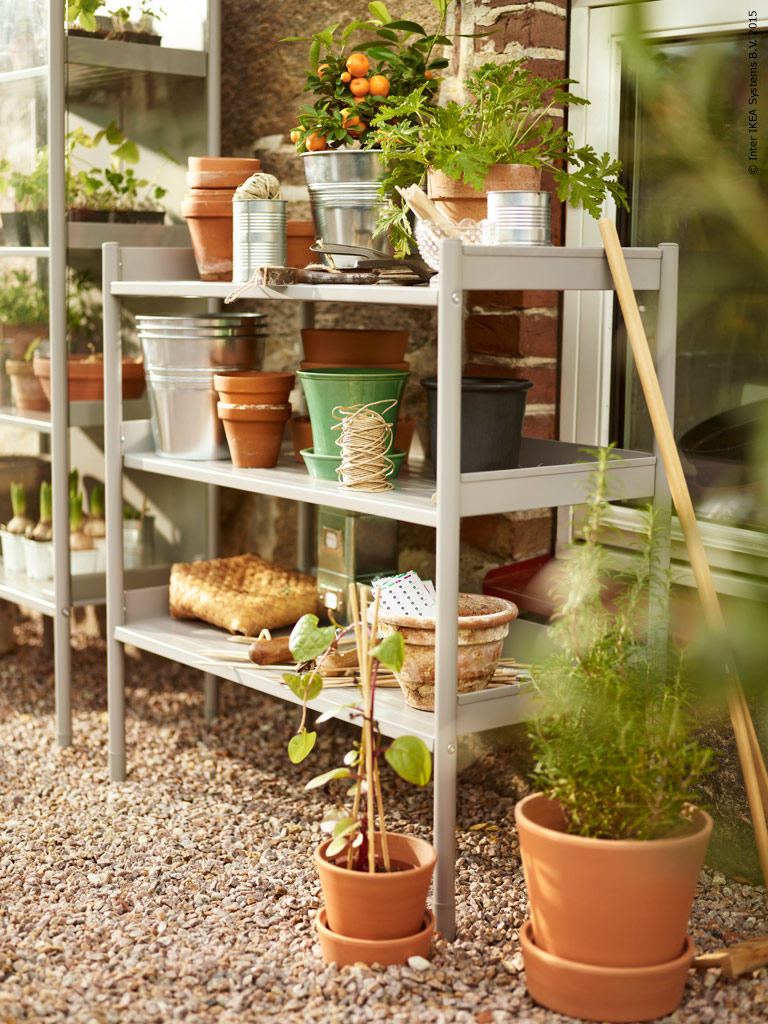 Stellingkast voor kruiden, stekjes en werkruimte in de tuin. Ikea Hindö