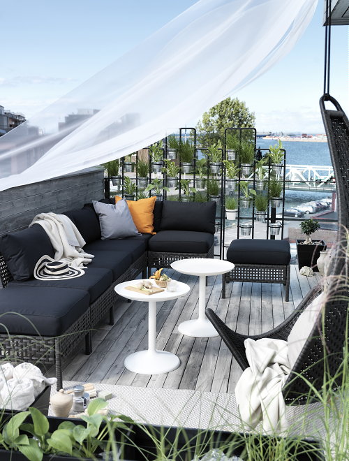 Ikea tuinmeubelen KUNGSHOLMEN met KUNGSO kussens en SVINGA hangstoel voor tuin of balkon. 