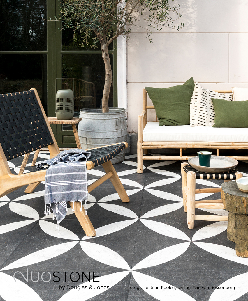 vtwonen Duostone tegels voor het terras. vtwonen by Douglas & Jones #tuininspiratie #tuintrends #tuin #terras #tuintegels #vtwonen