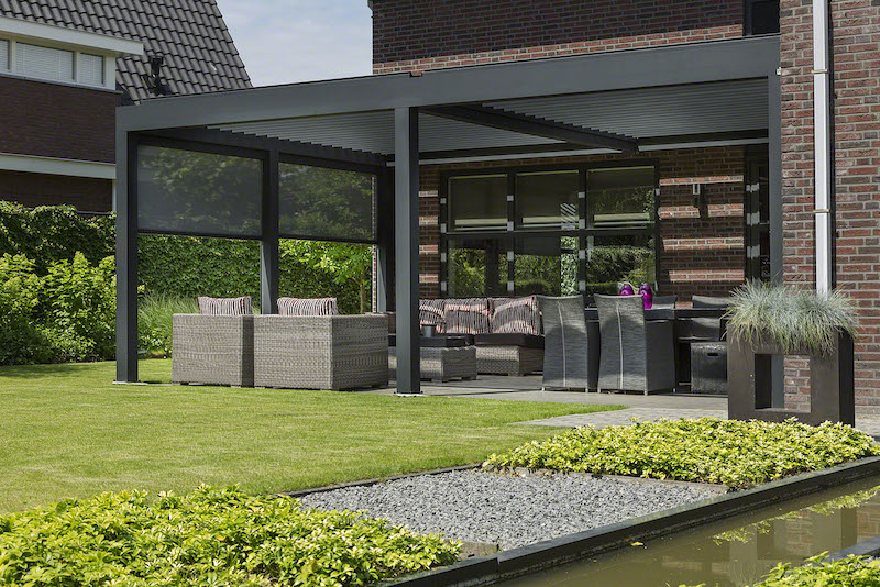 Terras met terrasoverkapping met lamellendak en Ritzscreens voor extra beschutting #verano #terrasoverkapping