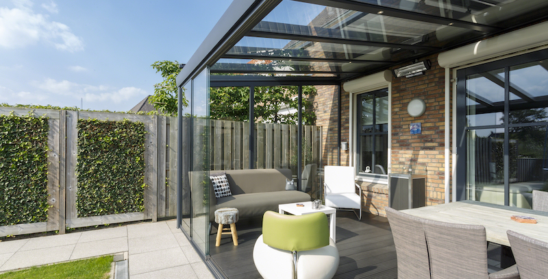 Tuintrends 2018. De moderne tuin is van alle gemakken voorzien. Strakke lijnen en een combinatie van bestrating en groen. Met een terrasoverkapping kan je het hele jaar door genieten #tuin #terrasoverkapping #verano 