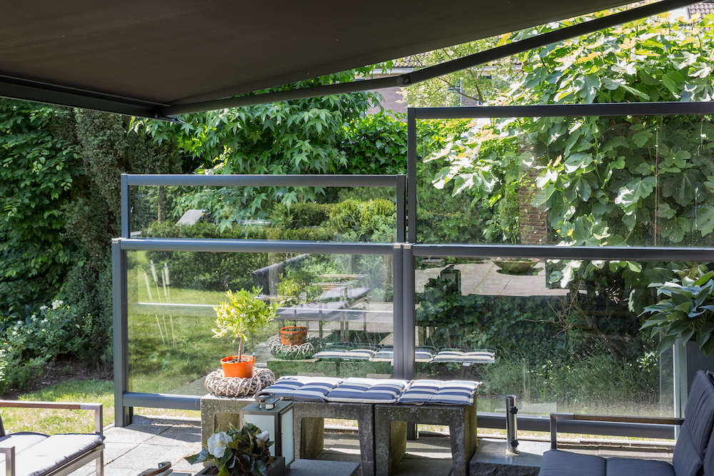 uit-de-wind-op-je-terras-genieten-met-windschermen-uw-tuin-nl