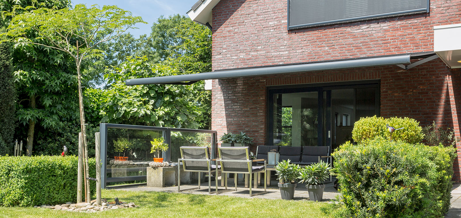 Terras met zonnescherm van Verano