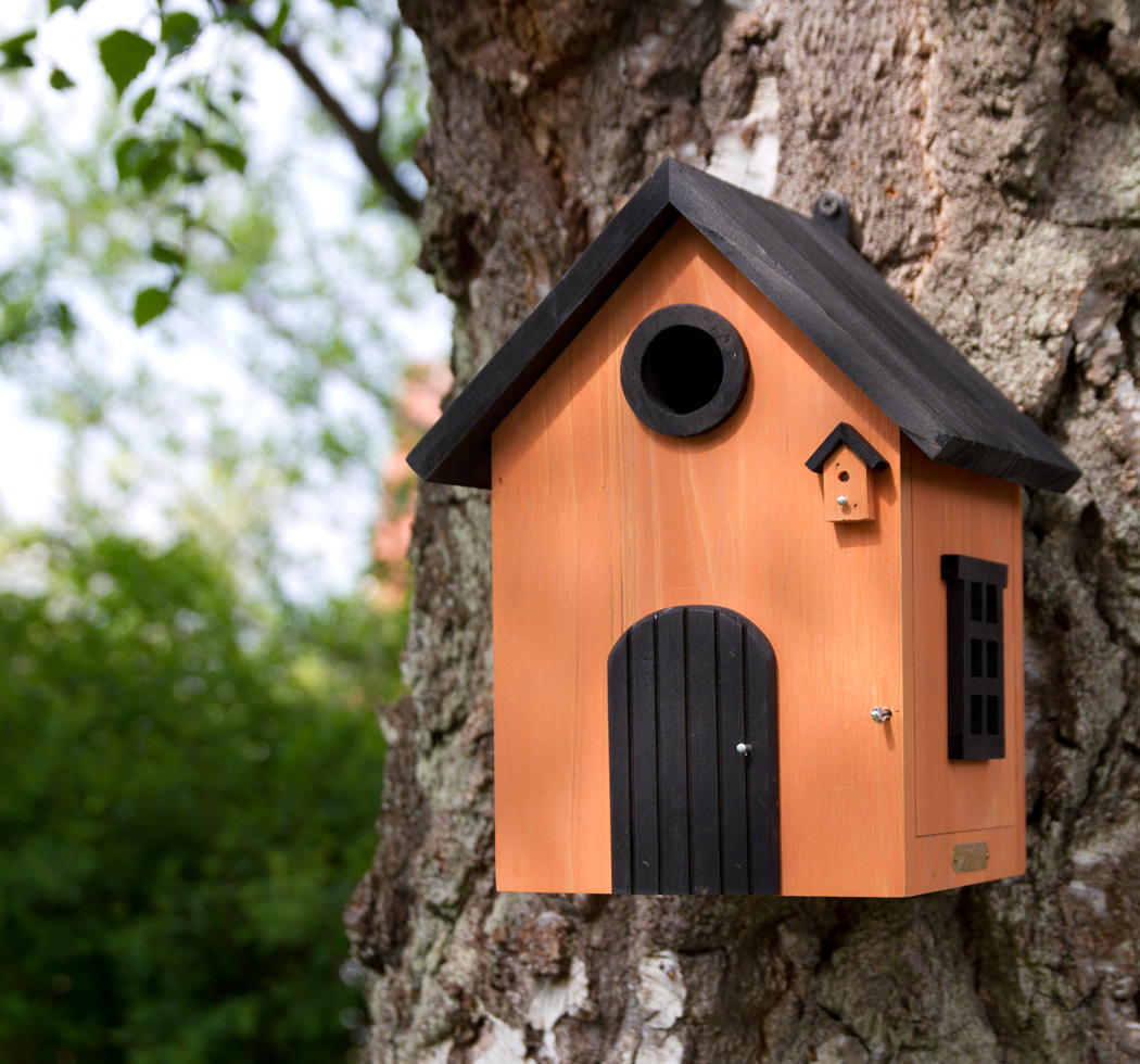 Vogelhuisje voor de tuin van het Zweedse wildlife Garden