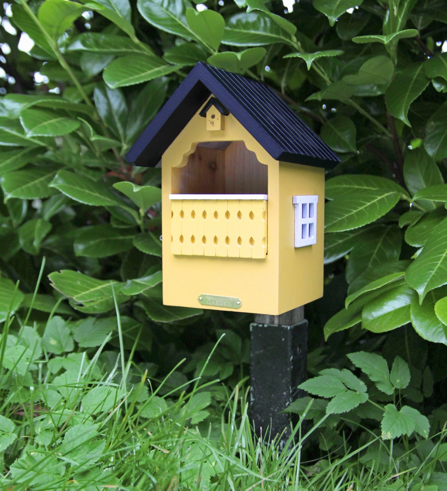 Vogelhuisje op paal van het Zweedse wildlife Garden