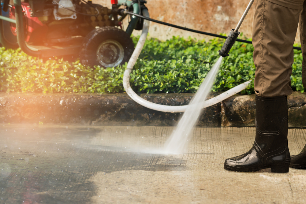 Zo maak je het terras schoon met een hogedrukreiniger #tuin #terras #tegels #schoonmaken