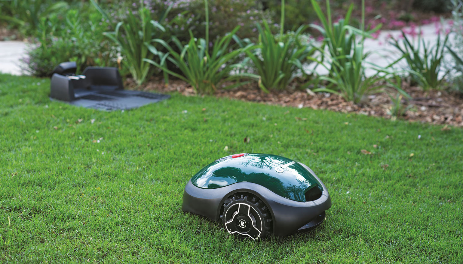 Tuinidee. De Robomow robotmaaier wordt met stemcontrole aangestuurd via Alexa #robotmaaier #robomow #wolfgarten #tuin #grasmaaien #grasmaaier #gazon