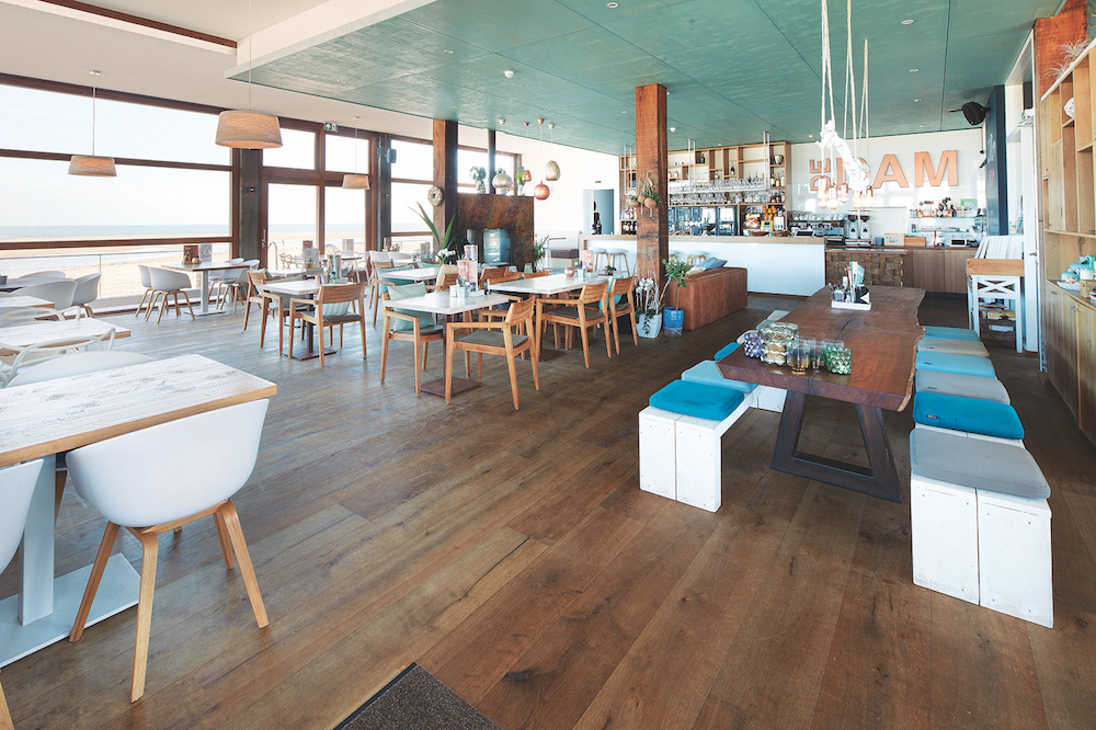 Houten vloer in Beach Bar. Meister Lindura houten vloeren #hout #vloer #houtenvloer #meister
