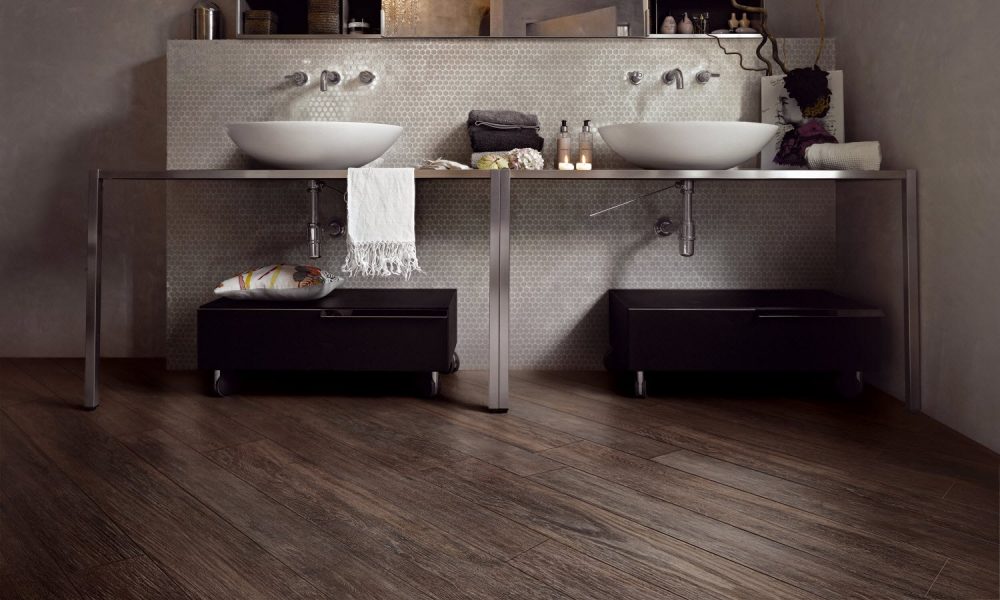 Houtlook in de badkamer met keramische vloertegels met houtlook van Nibo Stone #hout #badkamer