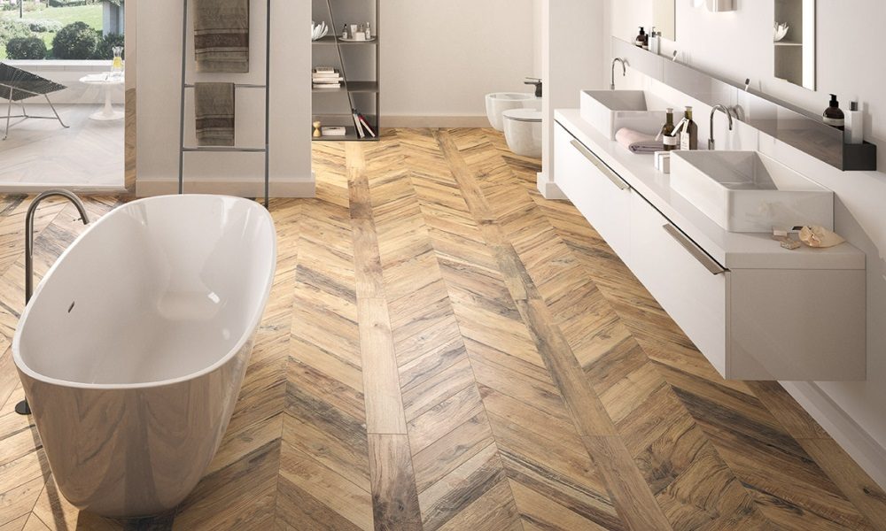 Houtlook in de badkamer met keramische vloertegels met houtlook van Nibo Stone #hout #badkamer