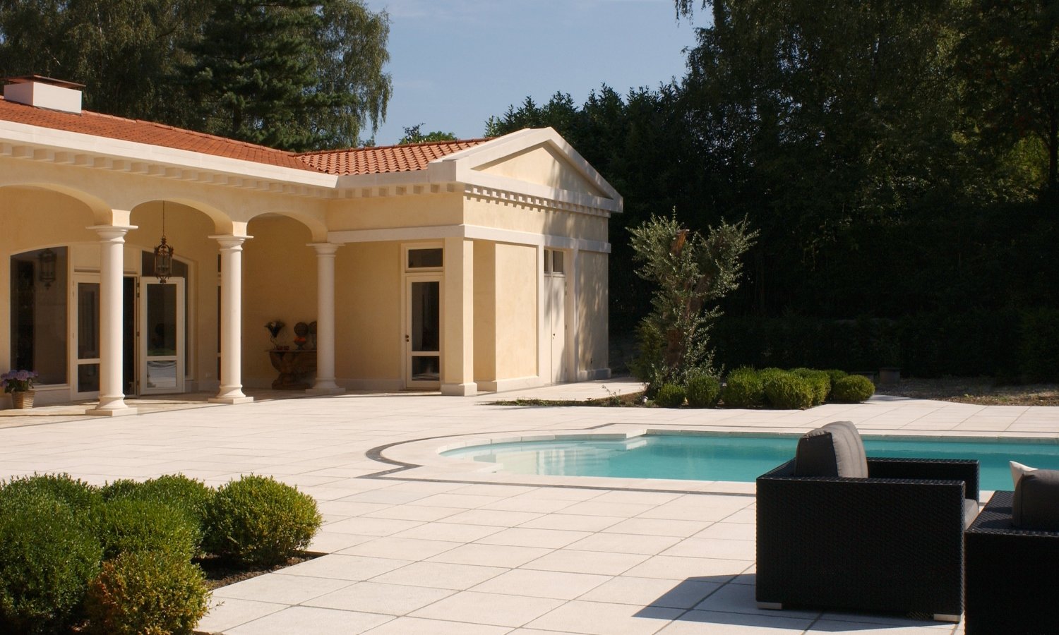 Binnen wordt buiten met de keramische terrastegels van Nibo Stone #tuin #tegels #terras #terrastegels #nibostone #zwembad